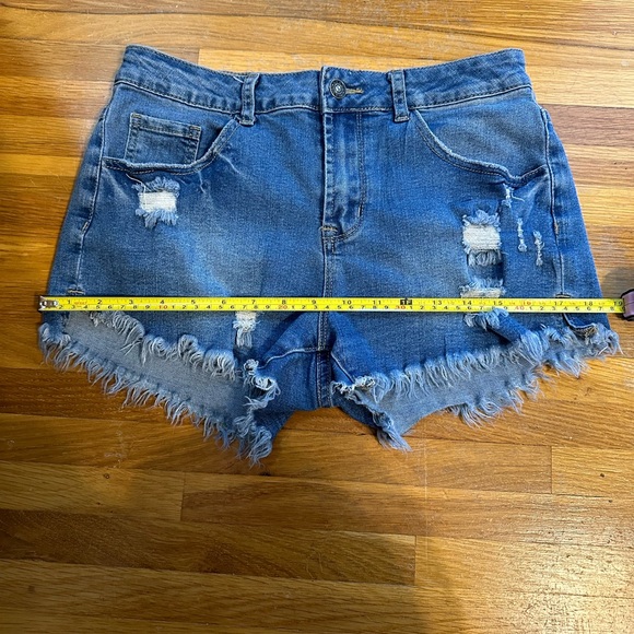Women’s denim distressed & fringe shorts - Picture 10 of 11